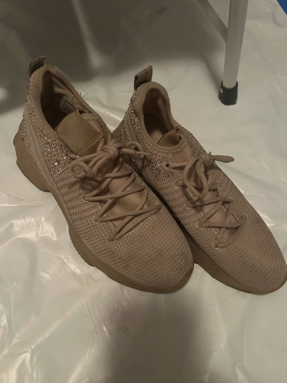 Madden Girl, womens 9 needs cleaning